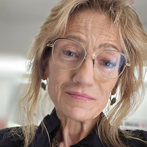 Meet your Posher, Dawn - Picture 2 of 2